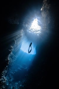 ascending slowly to scuba dive safely