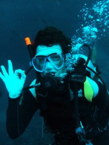 The communication underwater using hand signals