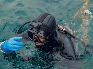 a suitable scuba diving mask